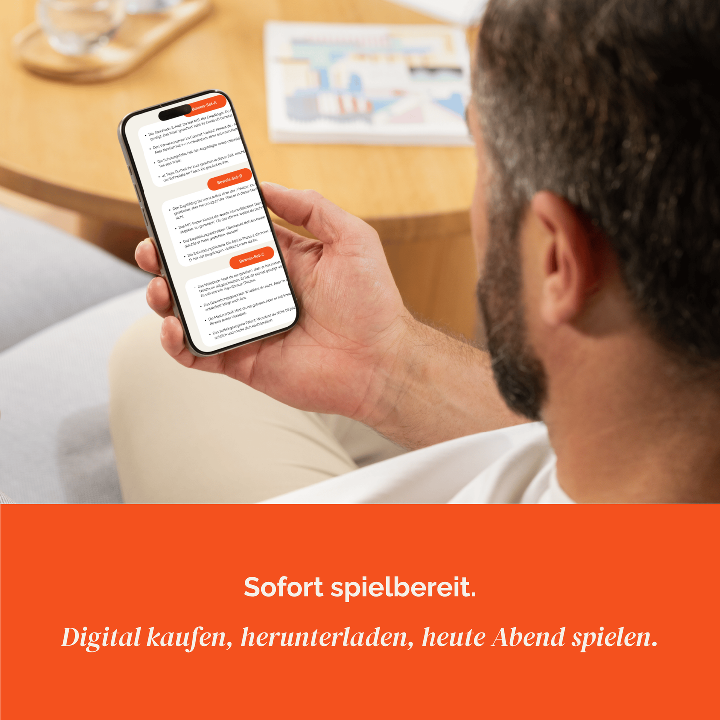 Mann hat die Spielmaterialien offen auf seinem Handy, signalisiert direkte SPielbarkeit nach Download